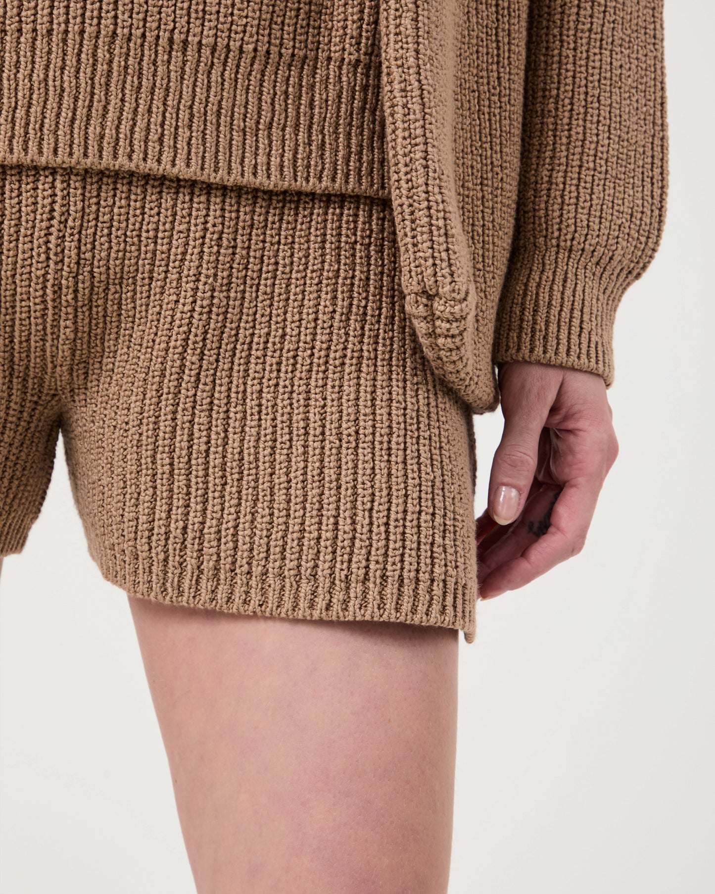 Model wears Casasola  Alba knitted cotton camel shorts - detail view