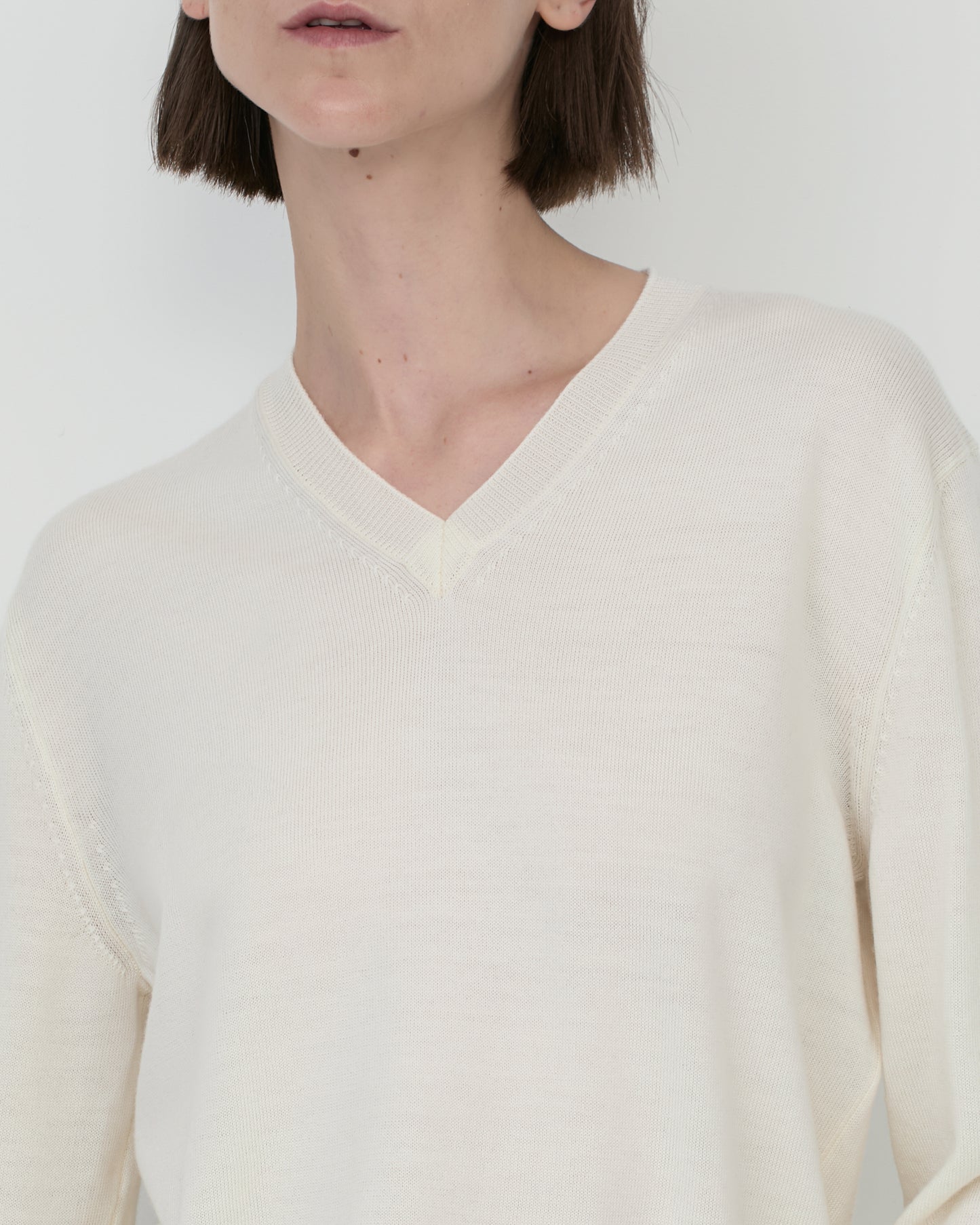 Casasola Giada knitted wool classic v-neck sweater in Ivory - detail view