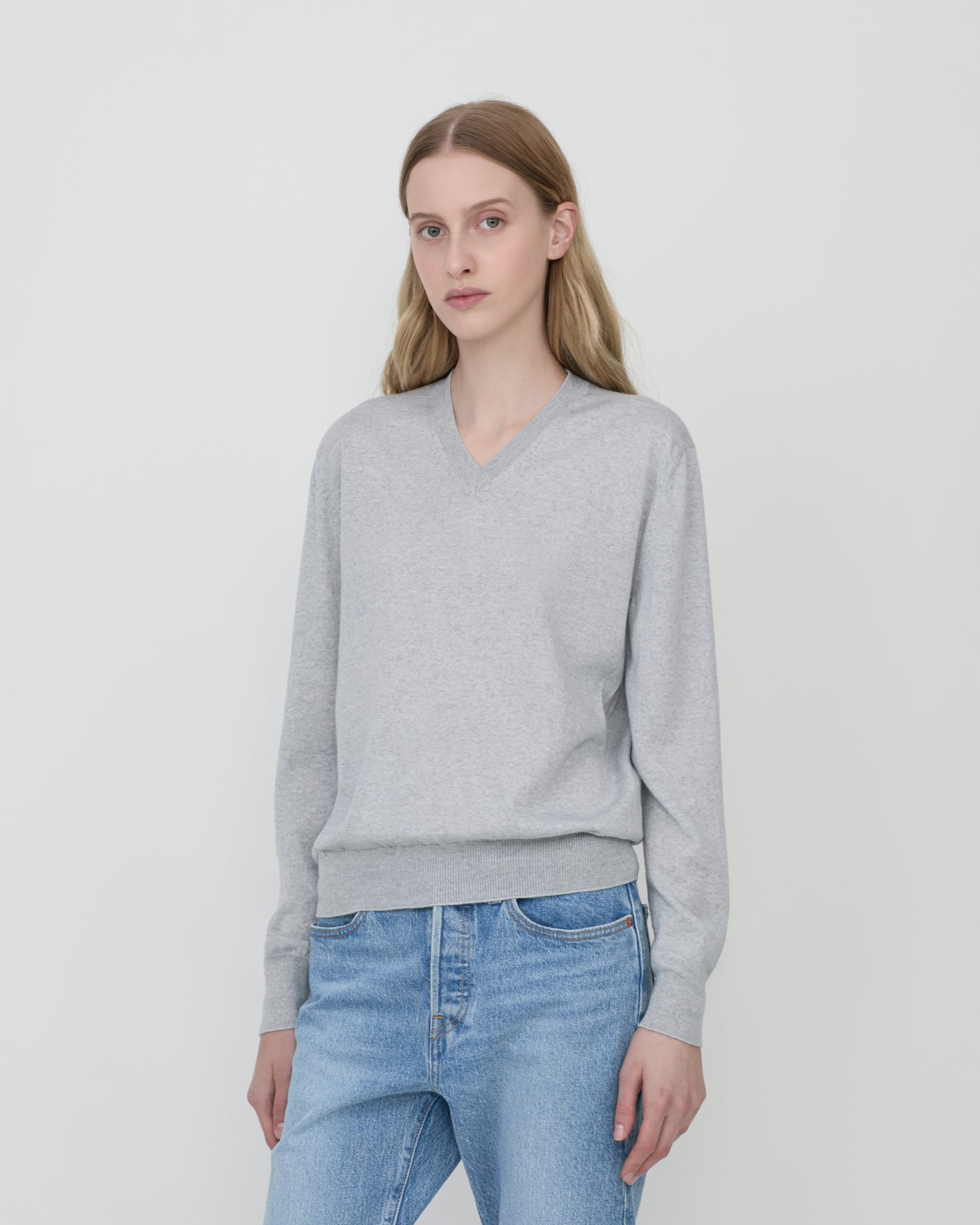 Woman wears Casasola Giada Wool V-Neck sweater in Grey - front view