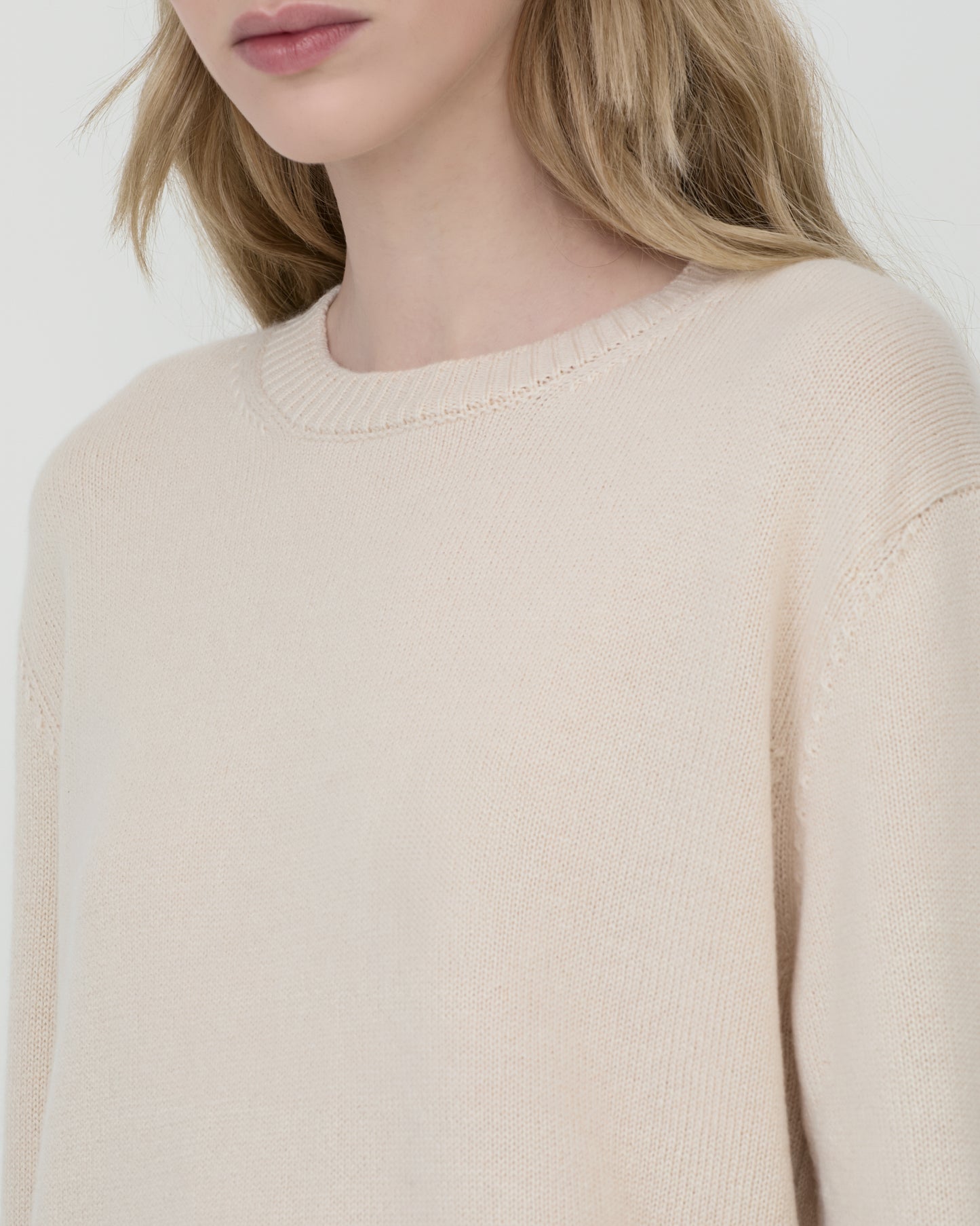 Woman wears Casasola Maria knitted cashmere crewneck oversized sweater - detail view