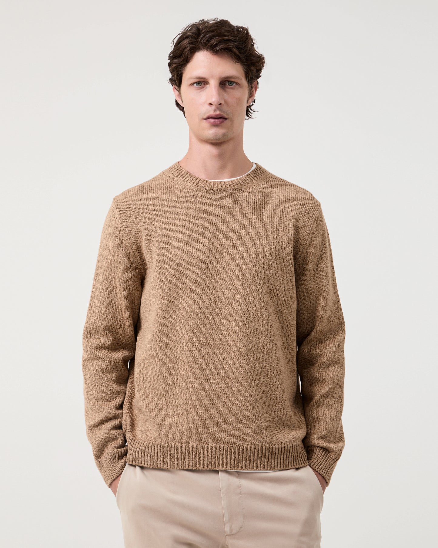 Man wearing Casasola Nino Knitted Cotton Camel Crewneck 